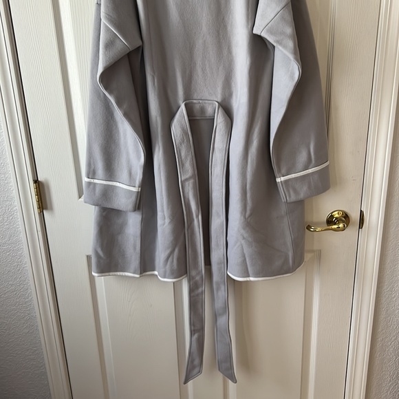 NWOT Soft Surroundings Gray Beyond Soft Robe with white trim, Sz TXL - Picture 10 of 13